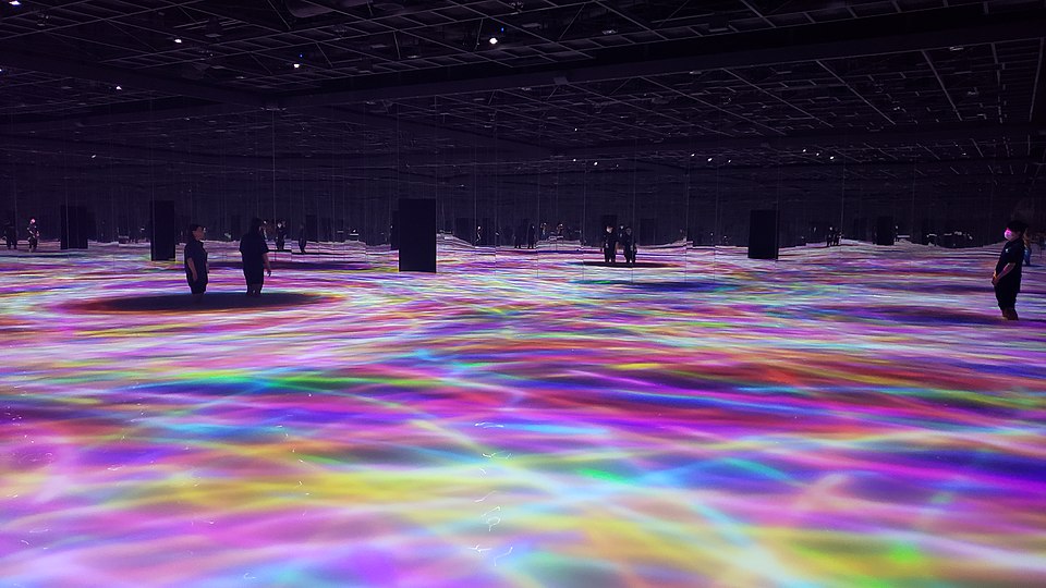 Immersive art lighting at teamLab Planets Tokyo